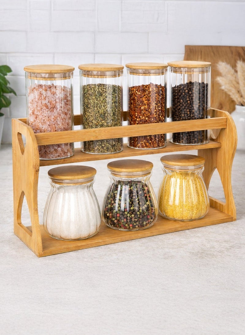 توشيونيكس طقم برطمانات توابل زجاجية مكون من 7 قطع مع رف من الخيزران ذي طبقتين | برطمانات تخزين مضلعة من زجاج البوروسيليكات مع أغطية محكمة الإغلاق من الخيزران | منظم سطح المطبخ للتوابل والأعشاب والبهارات - Image 1